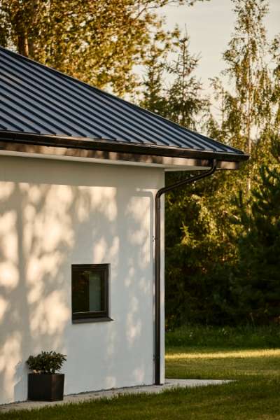 Stilren liebhaverbolig ved Hillerød styrkes med stålprofiler på taget, Hanebjergvej 3, 3400 Hillerød